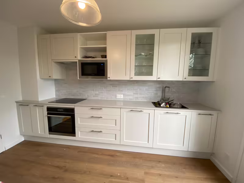 Rénovation cuisine Lille. Une crédence bien choisie facilite l'entretien quotidien et résiste aux conditions exigeantes de cet espace. SARENOV