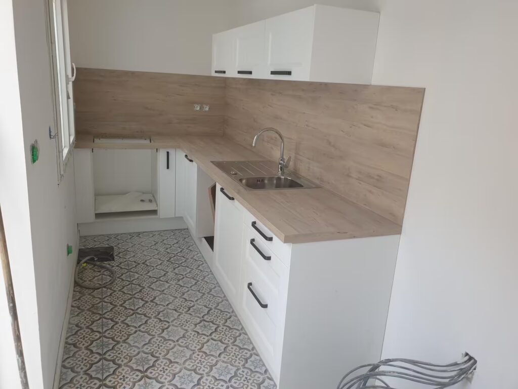 Rénovation cuisine Lille : Dans les petites cuisines de Lille ou Tourcoing, chaque centimètre compte. La méthode du triangle d'activité prend toute son importance dans les espaces réduits. SARENOV